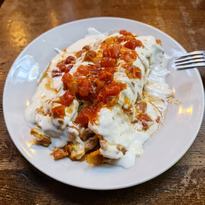 Enchiladas rojas con crema y queso