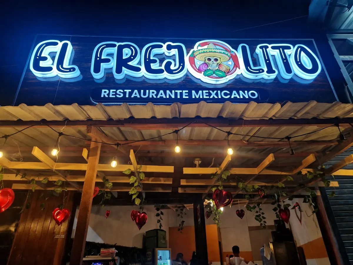 Letrero luminoso El Frejolito de noche