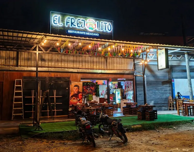Fachada El Frejolito de noche en Pucallpa