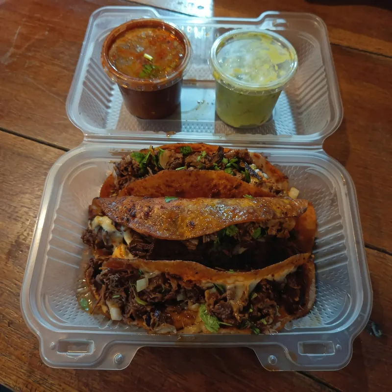 Tacos Birria con consomé